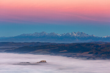 Obraz premium Spiski Castle with Tatra Mountains in foggy sunrise Slovakia landscape