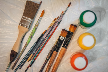 Obraz premium Picture of wooden paintbrush set different size with paint tubes on the table