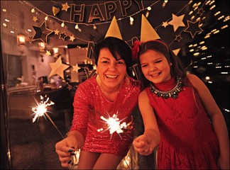 Impreza sylwestrowa, noworoczna, urodzinowa mama i córka, zimne ognie, party, święta, klimat