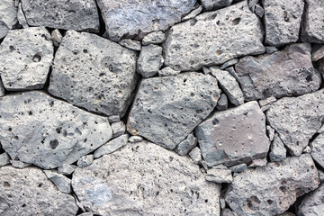 Steinmauer aus Lavasteinen