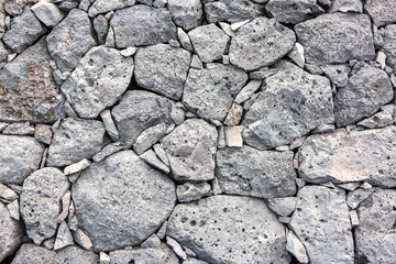 Steinmauer aus Lavasteinen