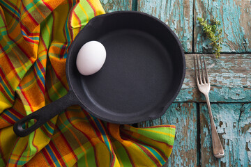 iron pan with egg and towel