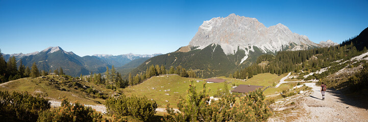 Fototapeta na wymiar Landschaftspanorama bei Ehrwald, Wanderweg vom Seebensee zur Ehrwalder Alm, Zugspitzblick