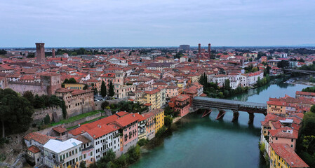Fototapeta na wymiar Borgo di Bassano del Grappa e Ponte Vecchio visto dall'alto
