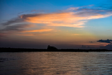 Naklejka premium sunrise over lake with clouds
