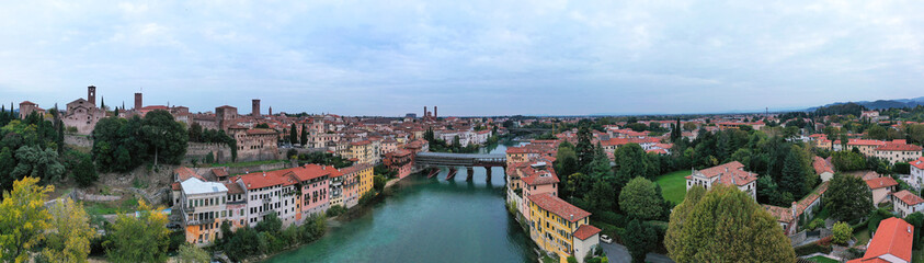 Fototapeta na wymiar Ponte Vecchio sul Piave a Bassano del Grappa panoramica dall'alto