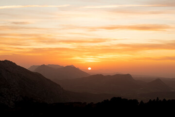 atardecer entre montañas
