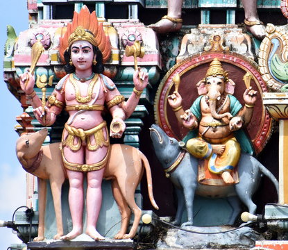 Important god statues on the roof of a Hindu temple