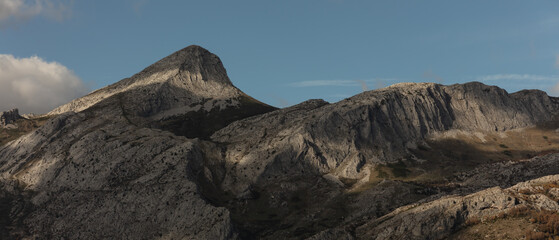 Fototapeta premium Yordas Peak, Riaño, León, Spain.