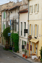 Häuser in der Altstadt von Arles, Frankreich