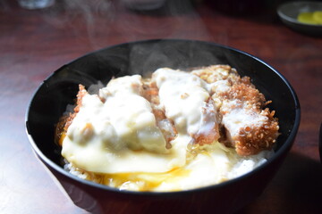 湯気が立つできたてのカツ丼