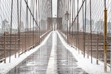 Puente de Brooklyn nevado