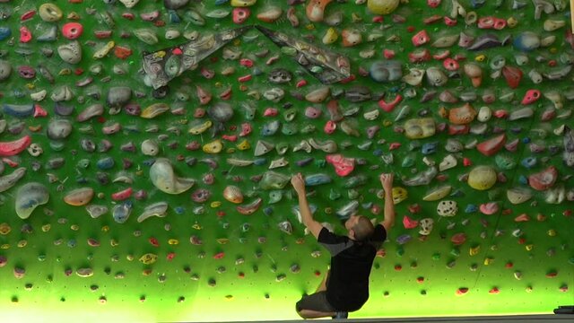 Kletterer/Boulderer einer 45&deg; Wand