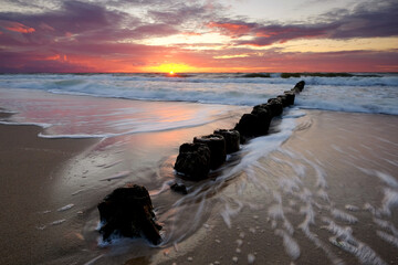 Fototapeta Zachód słońca na Wybrzeżu Morza Bałtyckiego,Kołobrzeg,Polska. obraz