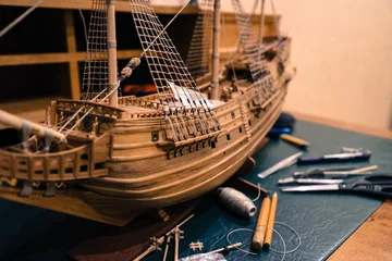 Gordijnen het fabricageproces van een houten model van een oud zeilschip © Olga
