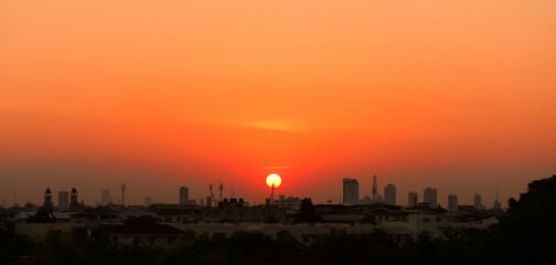 Naklejka premium Sunset view Beautiful golden yellow sky in big cities