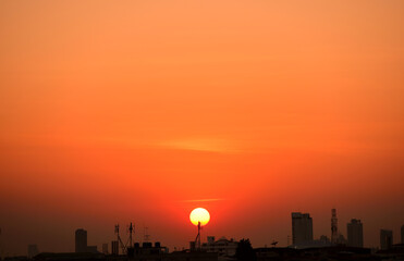 Obraz premium Sunset view Beautiful golden yellow sky in big cities 