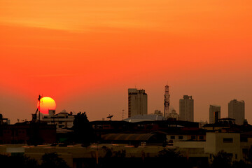 Obraz premium Sunset view Beautiful golden yellow sky in big cities