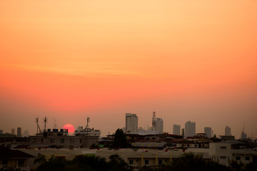 Naklejka premium Sunset view Beautiful golden yellow sky in big cities