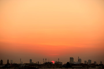 Naklejka premium Sunset view Beautiful golden yellow sky in big cities