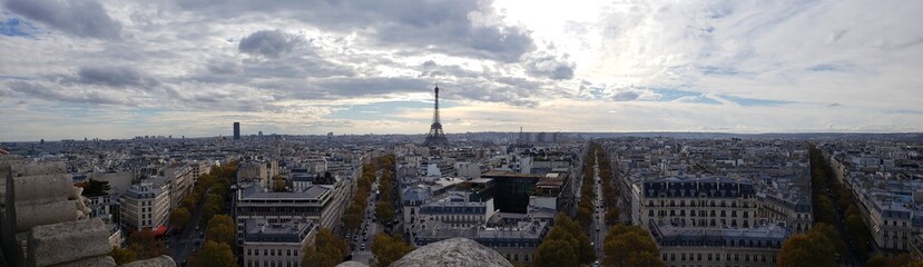 Fototapeta na wymiar view of paris from Arch of Triumph