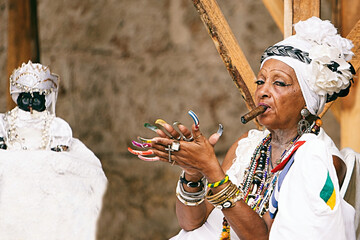 Cubaanse santona rookt een sigaar II, havana - cuba
