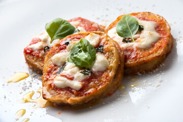 Melanzane con sugo, mozzarella e basilico