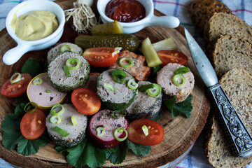 deftige wurstplatte mit senf, ketchup, salat und tomaten