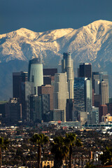 Naklejka premium Los Angeles skyline with Mt. Baldy in the background