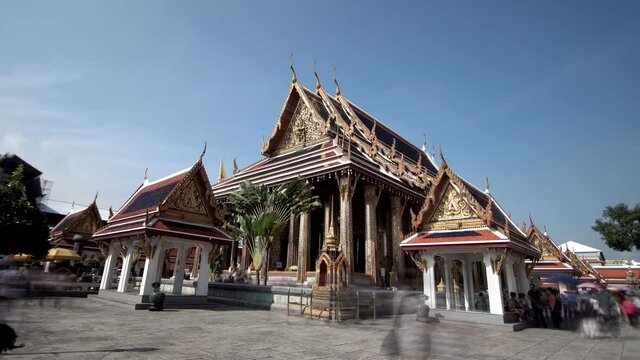 Sunny day at  the grand palace temple in Bangkok, Thailand. time lapse