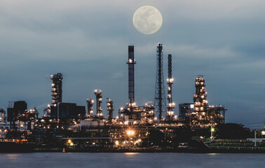 Obraz premium Oil refinery plant at night.