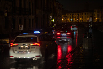 Traffico sotto la piogga