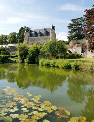 Fototapeta na wymiar Le village de Montrésor et le château au bord de la rivière Indrois