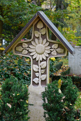 geschnitztes holzkreuz auf dem waldfriedhof mainz-mombach