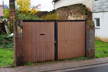 Alleinstehende Front eines Tores vor einer Hausruine