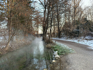 Warmer Bach im Winter