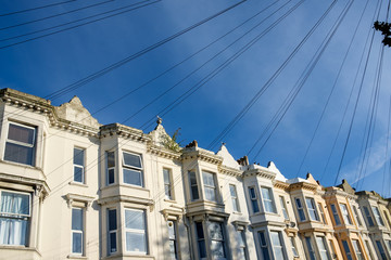 Fototapeta na wymiar Häuserreihe mit elektrischen Leitungen, Hastings, Sussex, England