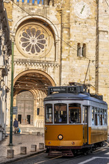 Fototapeta na wymiar Straßenbahn vor Kathedrale, Lissabon