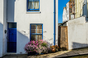Fototapeta na wymiar Hauseingang mit Blumen, Hastings, Sussex, England
