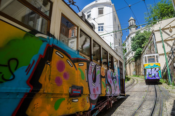 Fototapeta na wymiar Standseilbahn mit Graffiti, Lissabon
