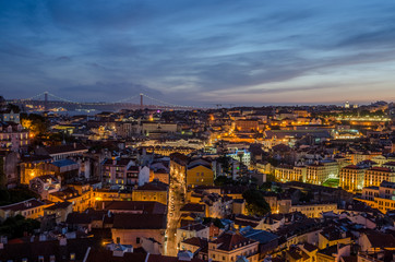 Fototapeta na wymiar Blaue Stunde, Blick über Lissabon