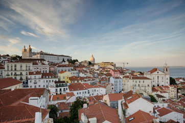 Fototapeta na wymiar Blick über Alfama vom Mirador las portas do sol, Lissabon