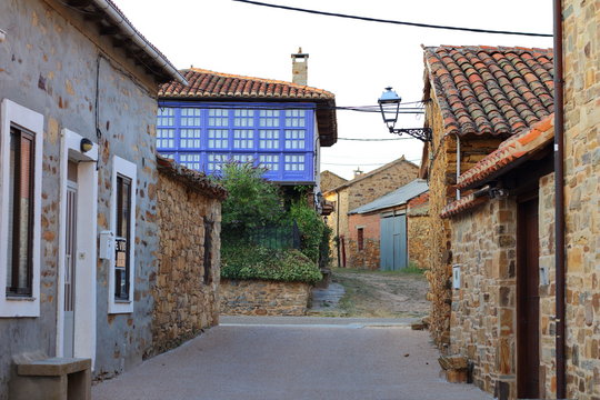 Imagen de un pueblo de España vacío con casas abandonadas y otras en venta