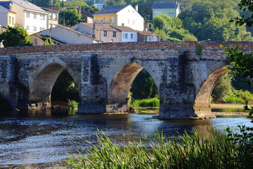 Fototapeta premium Antiguo puente romano que comunica ambos márgenes del río Miño a su paso por Lugo