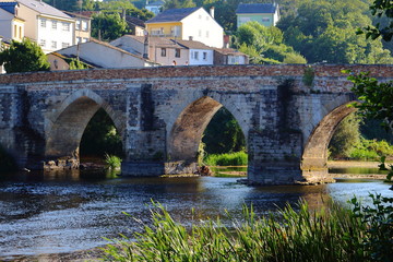 Fototapeta na wymiar Antiguo puente romano que comunica ambos márgenes del río Miño a su paso por Lugo