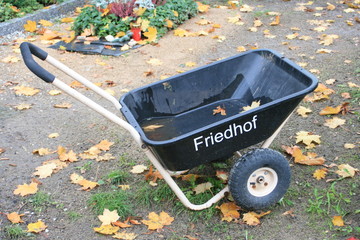 Schubkarre auf dem Friedhof