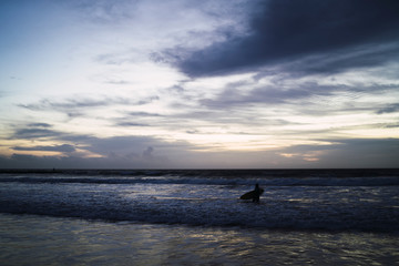 Fototapeta na wymiar Surfista en playa de cadiz atardecer