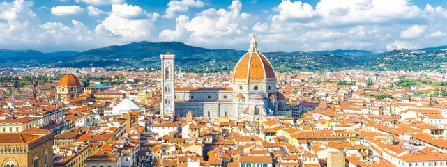 Photo sur Plexiglas Florence Vue panoramique aérienne de la ville de Florence avec la cathédrale Duomo Cattedrale di Santa Maria del Fiore, maisons de bâtiments aux toits de tuiles rouges orange et gamme de collines, nuages blancs ciel bleu, Toscane, Italie