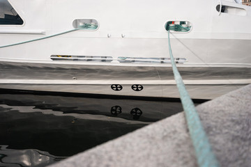 Obraz premium Blue polyester ropes leading up to a boat in stockholm