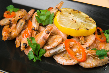 Grilled prawns with lemon and vegetables